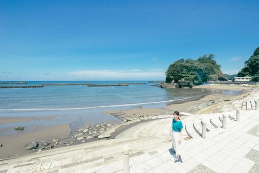 周辺には温泉旅館もあり、市街地から近いこともあって家族連れを中心に人気の海岸
