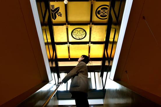 煌びやかな金箔の天井