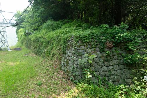 久能山駅の脇には、戦国時代の「久能城」だった名残の石垣が見られます