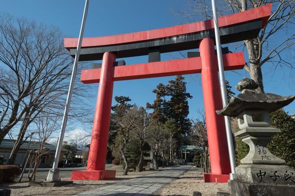 新橋浅間神社の鳥居の向こうに、富士山が見えます