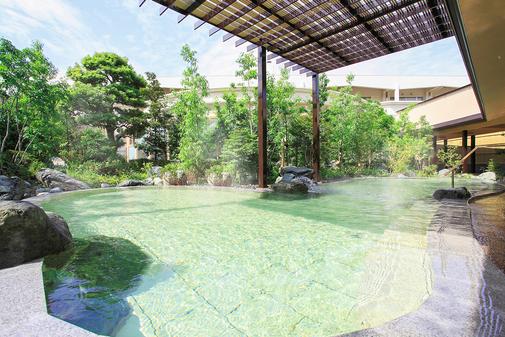 庭園を眺めながらリラックスできる桧香の湯（ひのかのゆ）の露天風呂