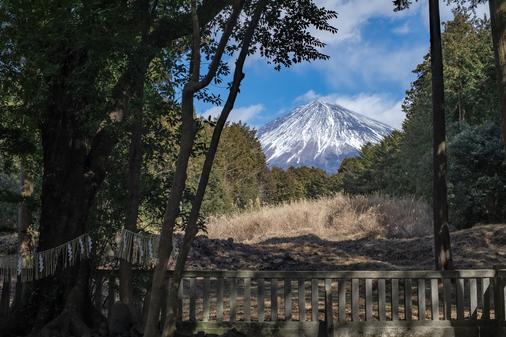 山宮浅間神社の遙拝所から仰ぎ見る富士山