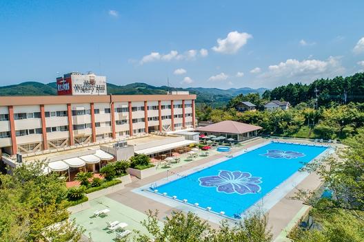 緑豊かな高原のワイナリーと一体になったホテルで芳醇なワインと新鮮な地元食材を味わい、ゆったり過ごす贅沢な時間を思い出に