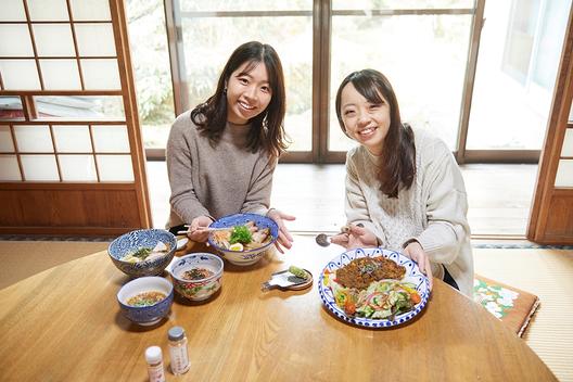 おいしいわさびをその場ですりおろし、麺と絡めたり、溶きながら食べたり。中伊豆の清らかな水で育った爽やかな香りと風味が広がるわさびとの合わせ方は無限大