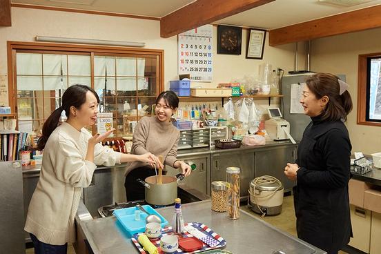 豆腐づくり体験では、最初に大見産の大豆を使った無添加の豆乳を試飲、濃厚さに驚き。あたためた豆乳ににがりを加え、固まった豆腐を木型に入れ、水を切ればできあがり