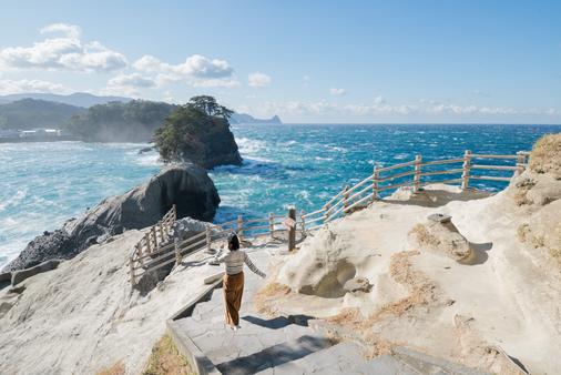 青い海と白い岩肌のコントラストがきれいです