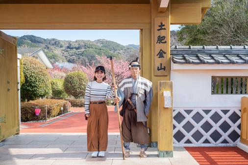入場門では江戸時代のお役人がお出迎え