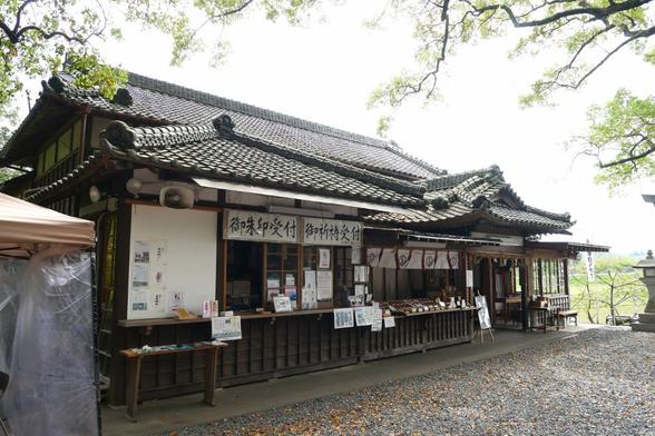 社務所（「ふくのかみ」は社務所のほぼ中央にある）