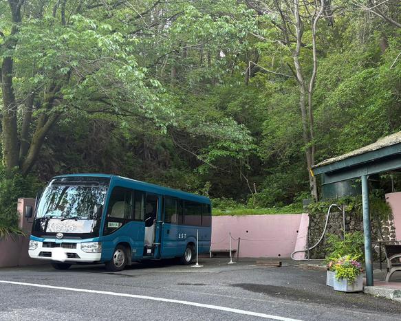 山頂と入園ゲートを巡回するバス。乗り場は受付所のすぐ横にあります。