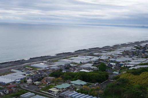 いちご海岸通り(国道150号)と石垣いちごの栽培ハウス