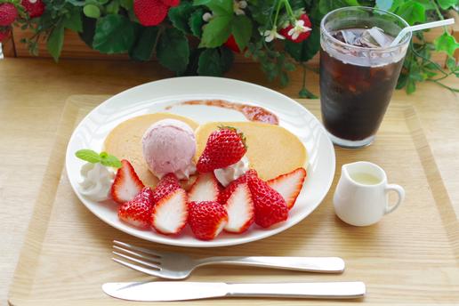「いちご畑パンケーキ」はドリンク付き。コーヒーまたは紅茶(ホット・アイス)から選べます。