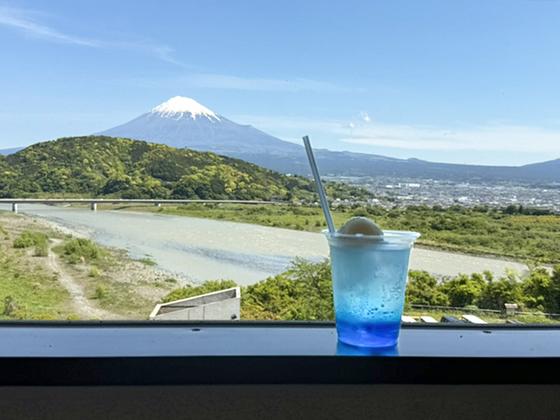 富士川楽座 Cafe 富士山のめぐみ：富士山と富士山ソーダ