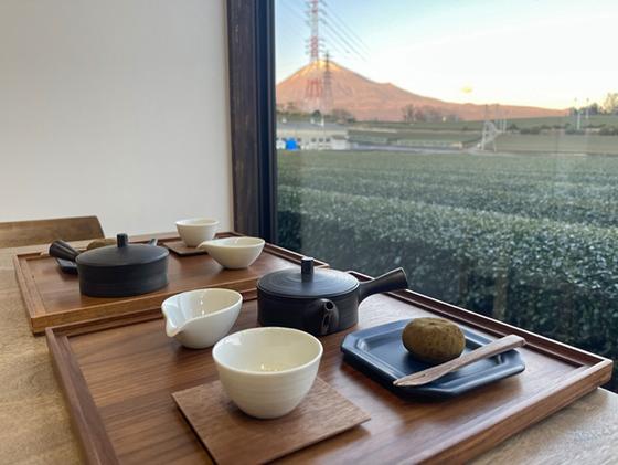 佐野製茶所：茶畑越しの富士山