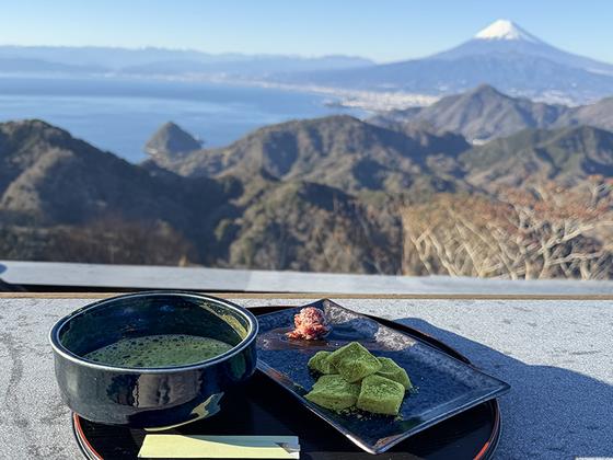 伊豆パノラマパーク 碧テラス かつらぎ茶寮：天空でいただく抹茶とわらび餅セットは格別です