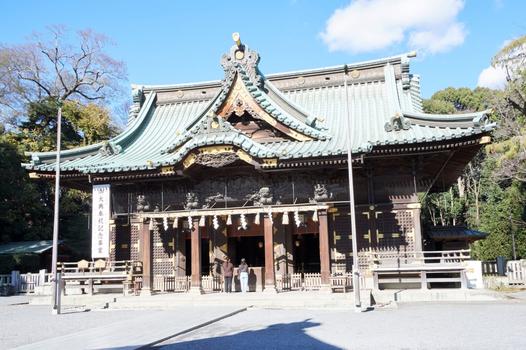 江戸時代末期の装飾が施され、厳かな雰囲気の本殿。手前に幣殿・拝殿、奥には本殿があり、3つの建物が連なる複合社殿建築は国の重要文化財