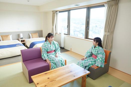 最上階の10階客室はすべて和洋室。家族でもグループでも最大6名が宿泊できるゆったりとした客室。畳でのんびり寛げます
