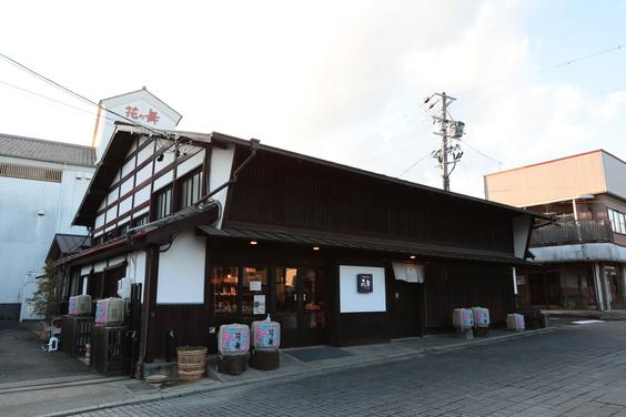 昔の街並みが残る通り沿いに立つ花の舞酒造
