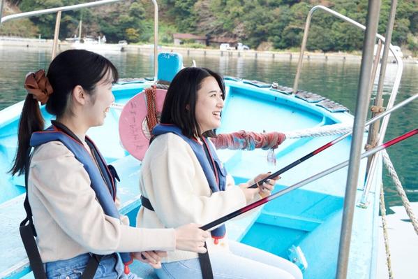 小さな港で海の景色を楽しみながらの魚釣りは初心者でも大満足の体験。ファミリーやグループフィッシングにおすすめ。貸し切りも可能です（要問い合わせ）