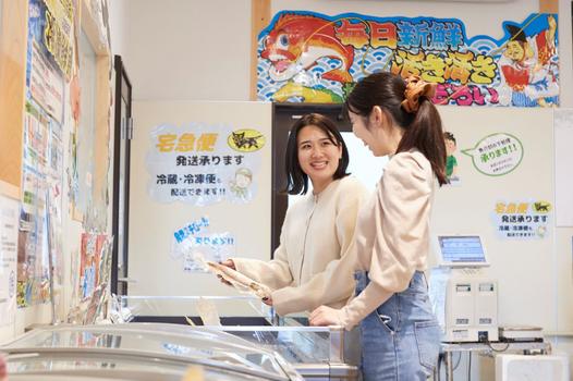 穫れたての魚はマイナス30℃のアルコール溶液で急速冷凍。「凍眠」と呼ばれる技術を活かし、栄養分もうま味もそのままに、鮮度を落とさず店頭に並びます