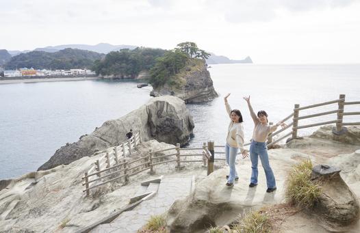 階段を登りきると展望台に到着。断崖の展望地から眺めるパノラマの絶景は自然の造形美に圧倒される絶好のフォトスポット
