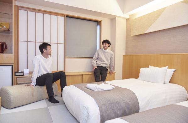 「ホテルに旅館の心地よさ」をテーマに、和モダンの客室は素足でもくつろげる畳フロアになっています。自宅のような心地良い空間でゆっくり過ごせます