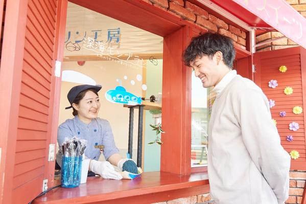 青いモンブラン「深海モンブラン」はプリンと並ぶ人気スイーツ。青く細い糸状の和栗クリームは天然色素のクチナシを使い、駿河湾の色をイメージしています