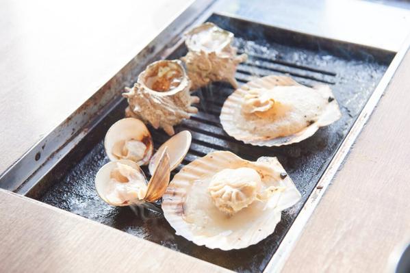 北海道産ホタテ、ハマグリ、サザエが2つずつのセットの「とりあえず貝3種盛り」が名物メニュー。お好みで出汁醤油をたらしていただきます