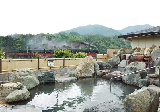 大井川鐵道SLが見えることで有名な日帰り温泉。温まりやすく、湯冷めしにくい泉質が特徴です。男女合わせて11箇所の露天風呂が楽しめます