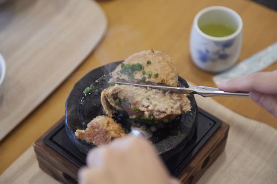 1933年創業。元々は魚屋で、今も変わらず市場から厳選して仕入れた魚を提供する店です。海も山も近い藤枝市は食材の宝庫。写真は人気の「するがまぐろバーグ」