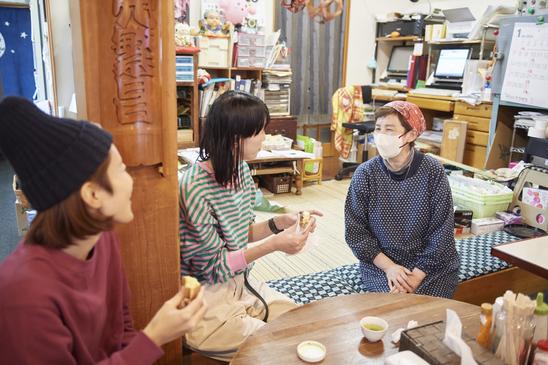 明治末期に創業した老舗茶商が営む、親子3代受け継がれてきた和カフェ。看板メニューの大判焼きや夏はかき氷、冬は静岡おでんなど、お茶にぴったりなメニューが並びます