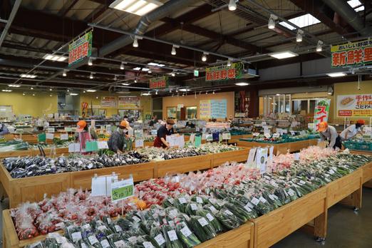 地物野菜や花、お肉にお惣菜まで地元食の宝庫