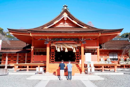 壮麗な大しめ縄と美しい丹塗りの「拝殿」は本殿を参拝するための社殿。神様がいらっしゃる最大のパワースポット「本殿」は、その奥に位置します
