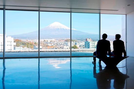 逆さ富士のベンチとフローリングに富士山が映える最上階の「展望ホール」は撮影スポット。窓枠いっぱいに広がる富士山を眺めることができます