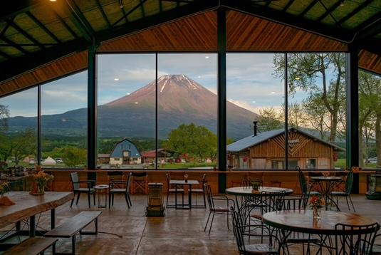 キャンプ場は正面にある富士山に向かって下るように傾斜し、川を境に今度は上るように傾斜しています。1,500張り以上のテントが並ぶ壮観な景色はこの傾斜から生まれます