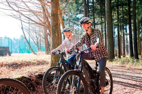 E-bikeは、スポーツ志向の電動アシスト自転車。舗装された路面、山道などの未舗装の路面を走るタイプを使用。走りながら、自然に夢中になる感覚を楽しみます