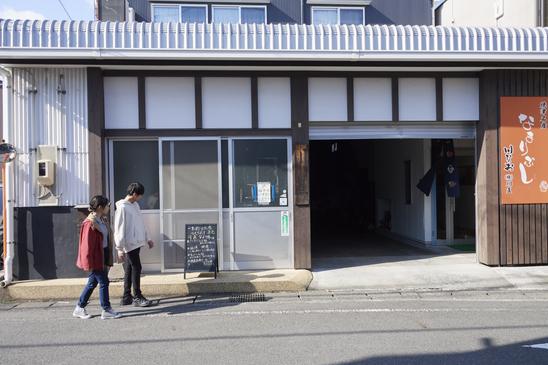「川直」はなまり節の専門店。なまり節はカツオの燻製で、鰹節になる前段階のもので生の鰹節のようなイメージです