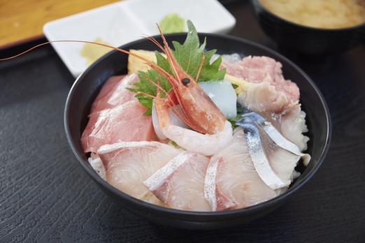 人気No. 1は「海鮮丼」。焼津ミナミマグロやカツオ、小川港で獲れた旬の魚などがたっぷりと入り