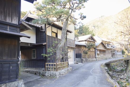 歴史が詰まった「花沢の里」。保存地区の中央にある日本坂峠へと通じる街道は、昔の東海道とも言われています