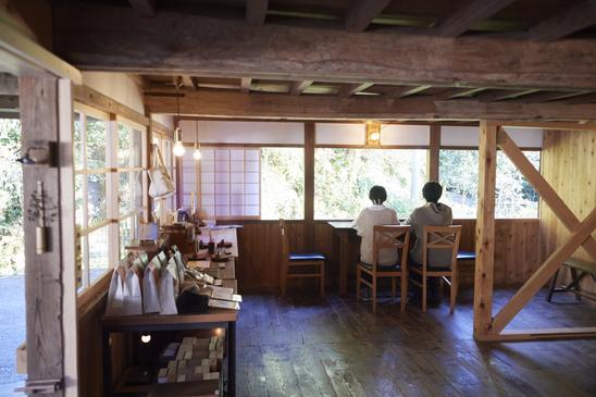 田舎のオーブンで作られるような、素朴で温かいお菓子を届けたいという想いから生まれた「カントリーオーブン」。2024年には使われていなかった部屋を「やねうら books」として開放しました