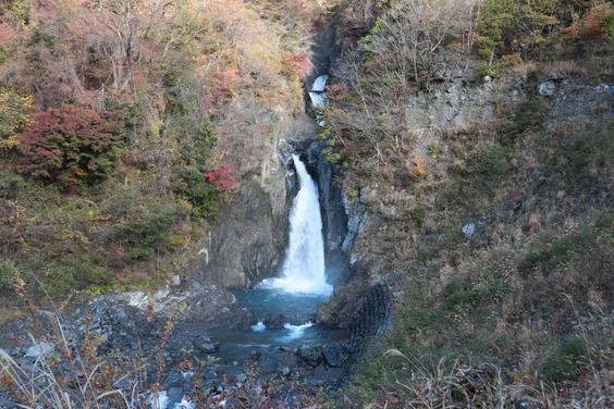 秋は滝つぼの青と紅葉のコントラストが美しい