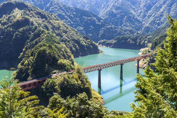 奥大井湖上駅から20分弱歩くと湖の全景が撮影できるポイントに登れます