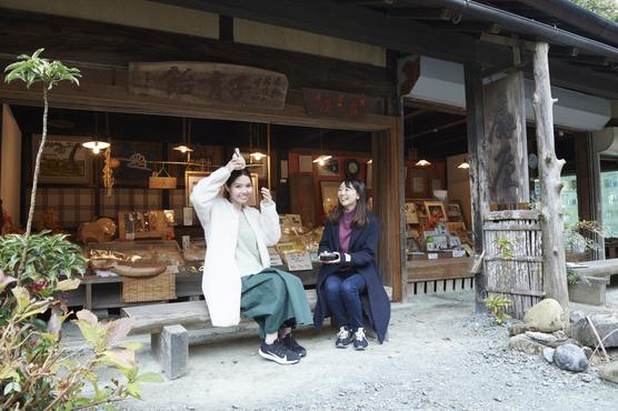 歌枕の古道をそぞろ歩き、峠の茶屋の縁側でお茶と「子育て飴」をいただいて。スマホから少し距離を置き、のんびりと時間に追われない旧東海道の旅