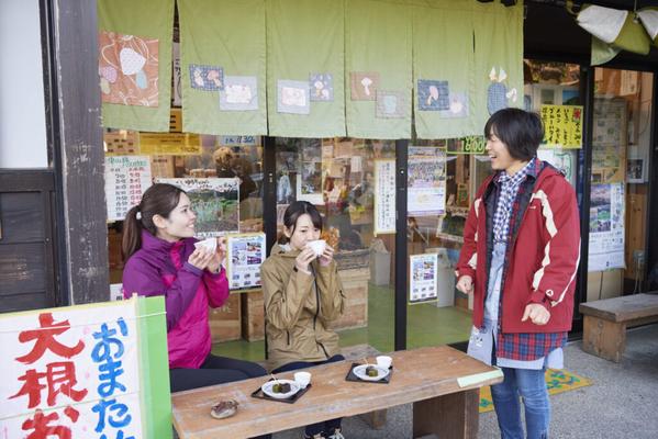 「うんまいお茶を淹れるでね」と笑顔のおもてなし。東山の地元生産者がもてなす、いっぷくの深蒸し茶は粟ヶ岳に訪れるハイカーの楽しみのひとつ