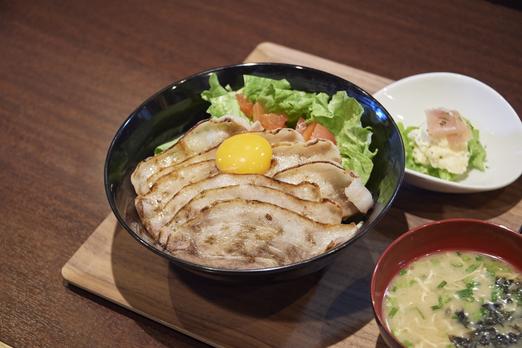 「名物！ 自家製炙りベーコン丼」。ベーコンは提供前にサッと炙ることで脂が溶け出して、米との相性も抜群です。芳醇な燻製の香りがたまりません