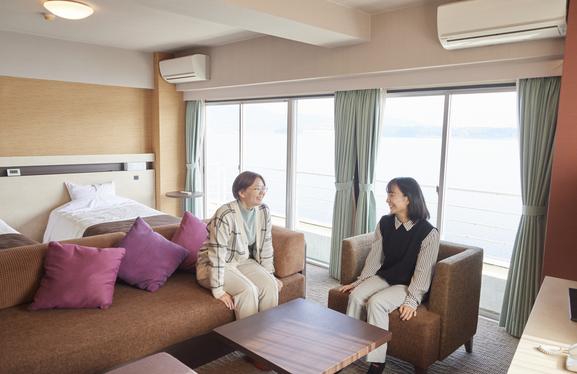 リニューアルしたスーペリア和モダンタイプの部屋。穏やかな湖面を見ながら滞在すれば、気持ちまでも落ち着いてきます