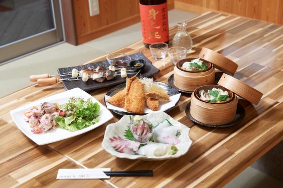 その日のおすすめ食材を使った多彩な料理が楽しめるおまかせセットコース（2500円/一人）。魚だけでなく、野菜もお肉も静岡県産の食材をふんだんに使用しています