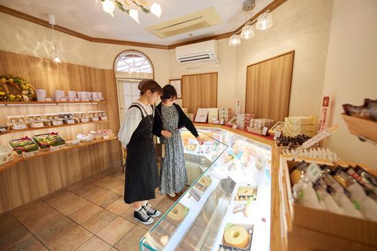 ショーケースには伊豆の新鮮素材を使った焼ドーナツ「IZU-Maru」、大室山を連想する「おおむろ焼」、旬のフルーツを使ったケーキなど、豊富なお菓子が並びます