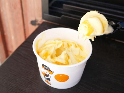 よく伸びてとてもなめらかな三ヶ日みかんソフトクリームは、何度すくってもソフトクリーム生地に濃厚なみかんソースが絡む