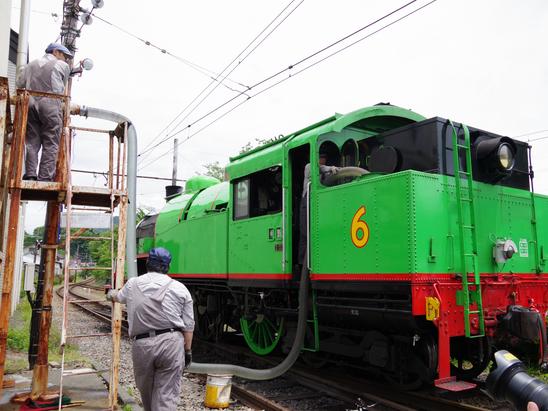 家山駅での給水の様子（お披露目会時の撮影のため、パーシー号にて行われています）　© 2026 Gullane (Thomas) Limited.