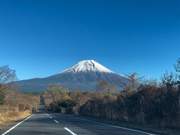 代表的な富士山と道のフォトスポット。（車載カメラの動画からの切り出し）